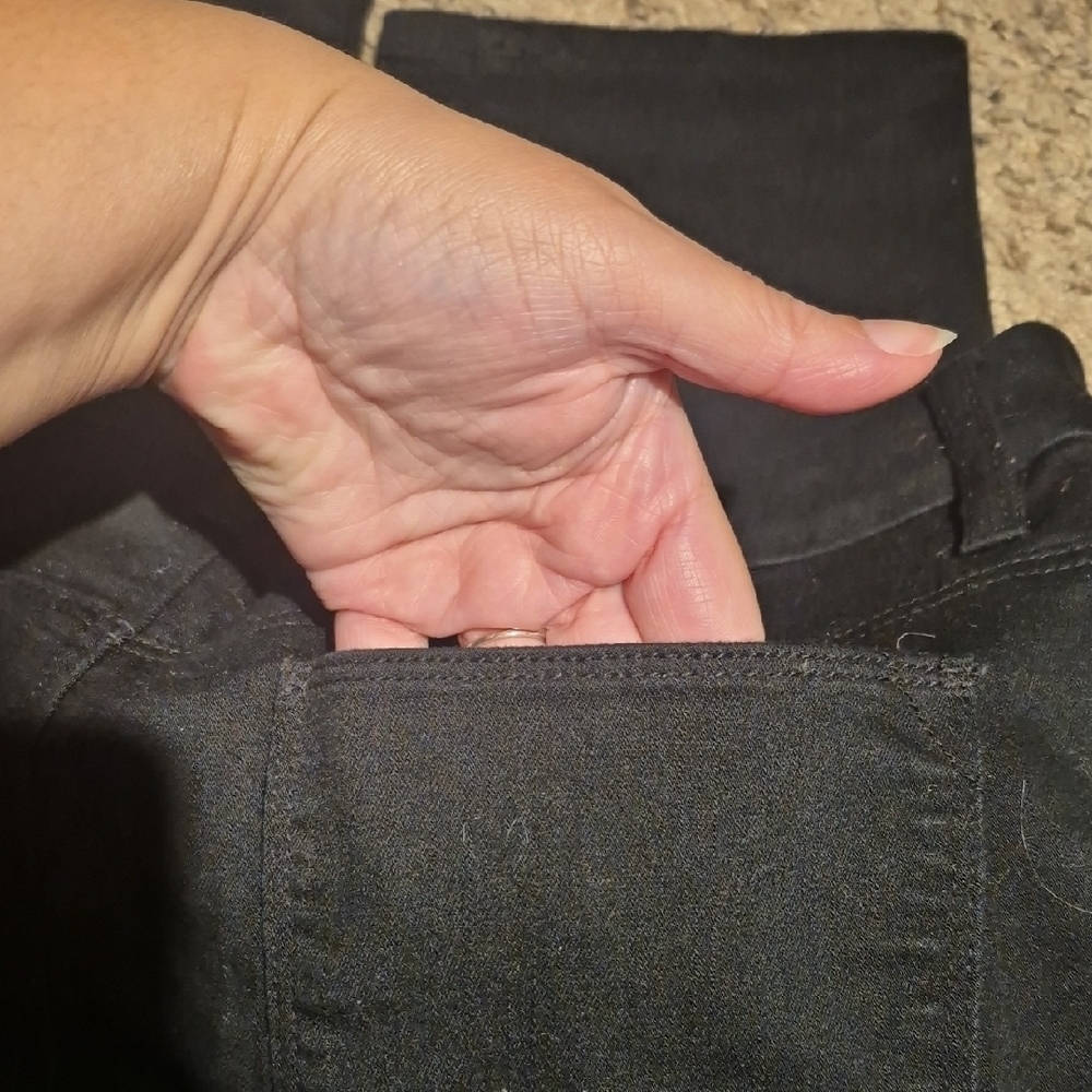 Chico's Classic Black Capri Pants Size 0.5 - Picture 4 of 6